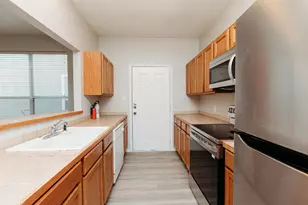 212 Sandstone Dr, Jarrell, TX 76537 - Photo 10