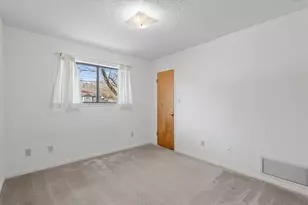 914 Victoria St, Taylor, TX 76574 - Photo 18