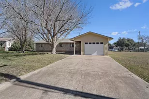 914 Victoria St, Taylor, TX 76574 - Photo 2