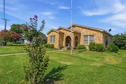 671 N Leon Street, Giddings, TX 78942 - Photo 2