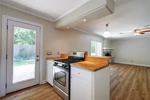 900 Aurora Cir, Austin, TX 78757 - Photo 10