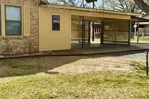 589 N Chambers St, Giddings, TX 78942 - Photo 2