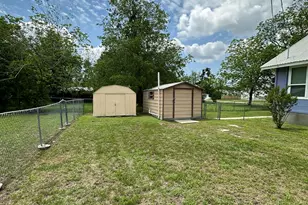 719 W 3rd St, Taylor, TX 76574 - Photo 28