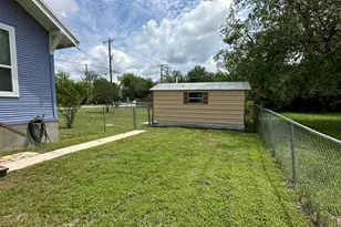 719 W 3rd St, Taylor, TX 76574 - Photo 26