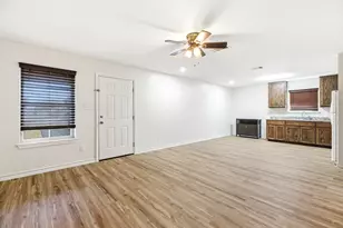 823 N Commerce St, Lockhart, TX 78644 - Photo 12