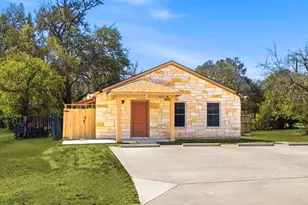 823 N Commerce St, Lockhart, TX 78644 - Photo 2