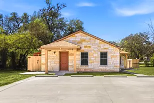 823 N Commerce St, Lockhart, TX 78644 - Photo 2