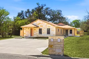 823 N Commerce St, Lockhart, TX 78644 - Photo 4
