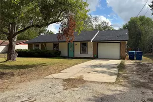1204 Aransas St, Lockhart, TX 78644 - Photo 2