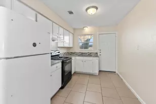 410 Thorndale, Taylor, TX 76574 - Photo 16