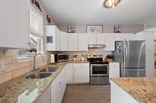 1131 E Fannin St, Luling, TX 78648 - Photo 6