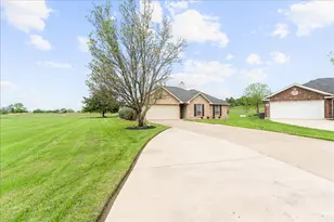 125 Fairway Ct, Bastrop, TX 78602 - Photo 4