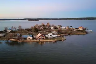 746 E Island Dr, Bluffton, TX 78607 - Photo 2
