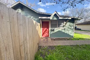 309 S Guadalupe St, Lockhart, TX 78644 - Photo 4