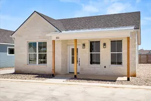 802 S Creek St, Fredericksburg, TX 78624 - Photo 2