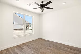 802 S Creek St, Fredericksburg, TX 78624 - Photo 14