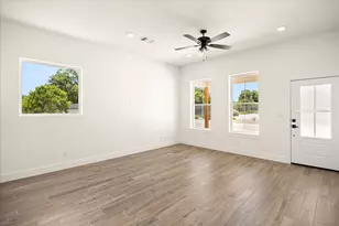 802 S Creek St, Fredericksburg, TX 78624 - Photo 6