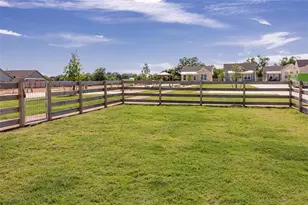 802 S Creek St, Fredericksburg, TX 78624 - Photo 18