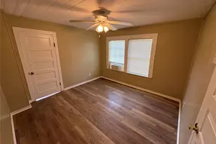 2305 Main St, Bastrop, TX 78602 - Photo 4
