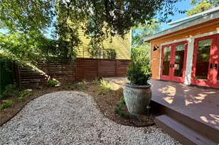 1211 E 2nd St, Austin, TX 78702 - Photo 36
