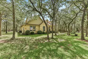 109 Elm Wood Dr, Elgin, TX 78621 - Photo 2