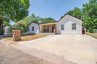 1704 N Hoover Avenue, Cameron, TX 76520 - Photo 2