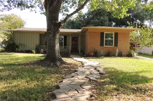 133 Hillcrest Dr, Luling, TX 78648 - Photo 2