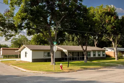 811 Nixon Street, Lockhart, TX 78644 - Photo 2