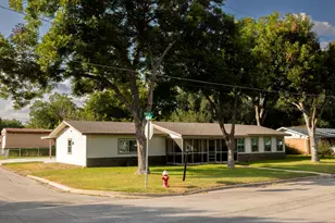 811 Nixon St, Lockhart, TX 78644 - Photo 2