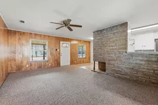 811 Nixon St, Lockhart, TX 78644 - Photo 4