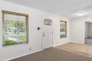 811 Nixon St, Lockhart, TX 78644 - Photo 6