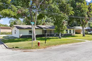 811 Nixon St, Lockhart, TX 78644 - Photo 4