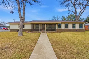 811 Nixon St, Lockhart, TX 78644 - Photo 1