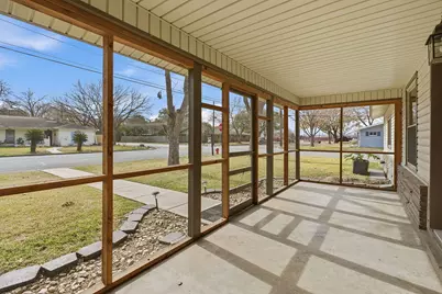 811 Nixon Street, Lockhart, TX 78644 - Photo 2