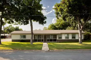 811 Nixon St, Lockhart, TX 78644 - Photo 1