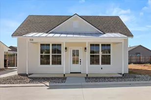 802 S Creek St, Fredericksburg, TX 78624 - Photo 2