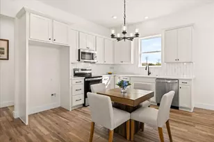 802 S Creek St, Fredericksburg, TX 78624 - Photo 6