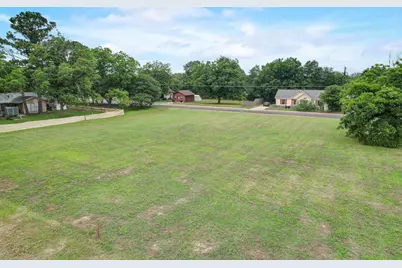 2105 Pecan Street, Bastrop, TX 78602 - Photo 2