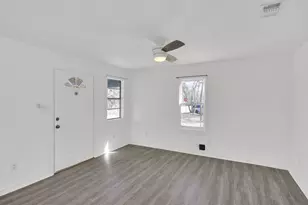 908 Tank St, Lockhart, TX 78644 - Photo 6