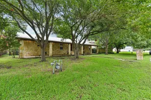 205 N Ave E, Elgin, TX 78621 - Photo 34