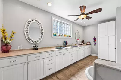 205 N Avenue E, Elgin, TX 78621 - Photo 16