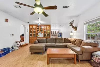205 N Avenue E, Elgin, TX 78621 - Photo 8