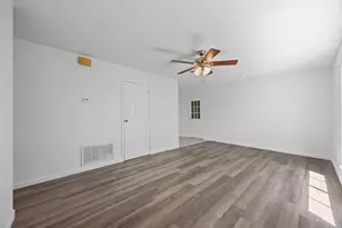 1401 Trinity St, Lockhart, TX 78644 - Photo 4