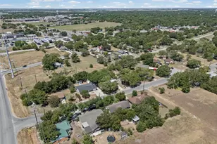 1401 Trinity St, Lockhart, TX 78644 - Photo 28