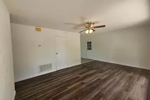 1401 Trinity St, Lockhart, TX 78644 - Photo 4