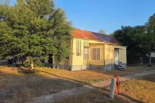 401 N Pecan St, Moulton, TX 77975 - Photo 1