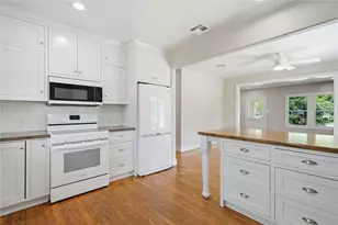 674 E Walnut St, La Grange, TX 78945 - Photo 14