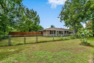 407 Hill St, Smithville, TX 78957 - Photo 2