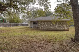 504 Hickory St, Smithville, TX 78957 - Photo 24