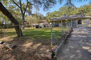 504 Hickory St, Smithville, TX 78957 - Photo 2